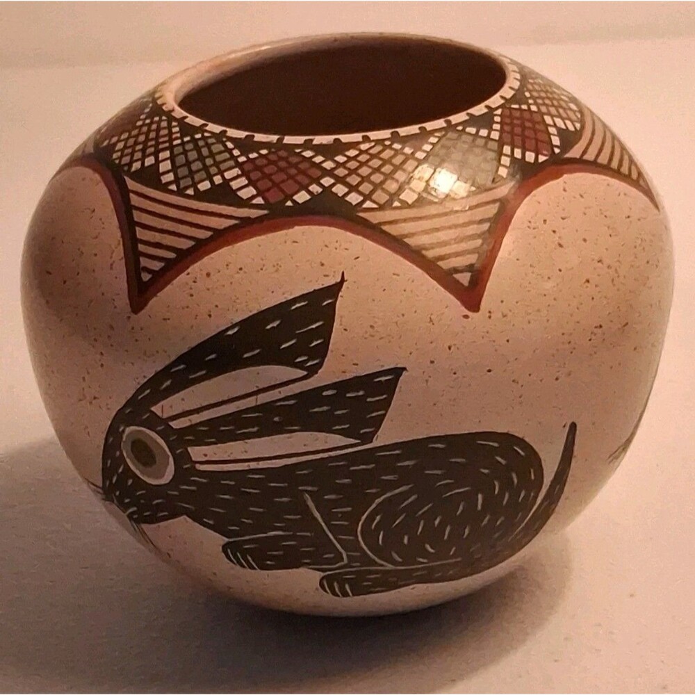 Roberto Banuelos Vintage Mata Ortiz Polychrome Sgraffito Vase Rabbit Rabbits